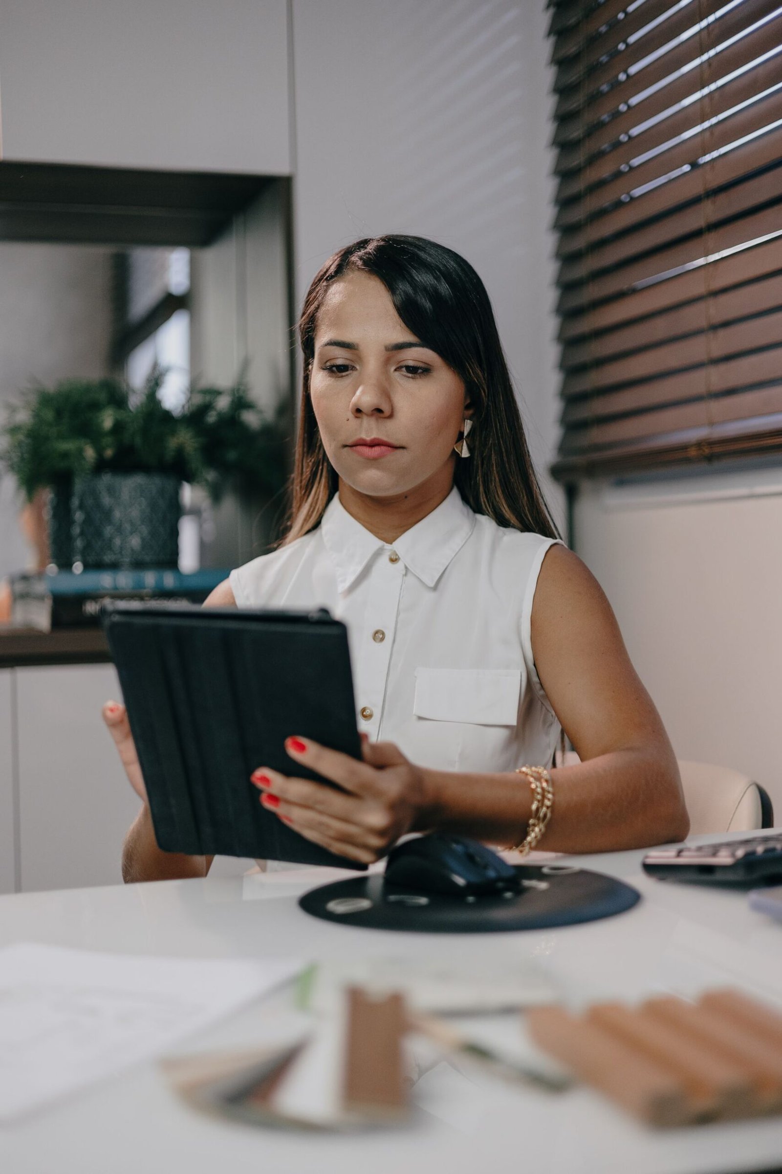 Contadora revisando un expediente documental en su tablet