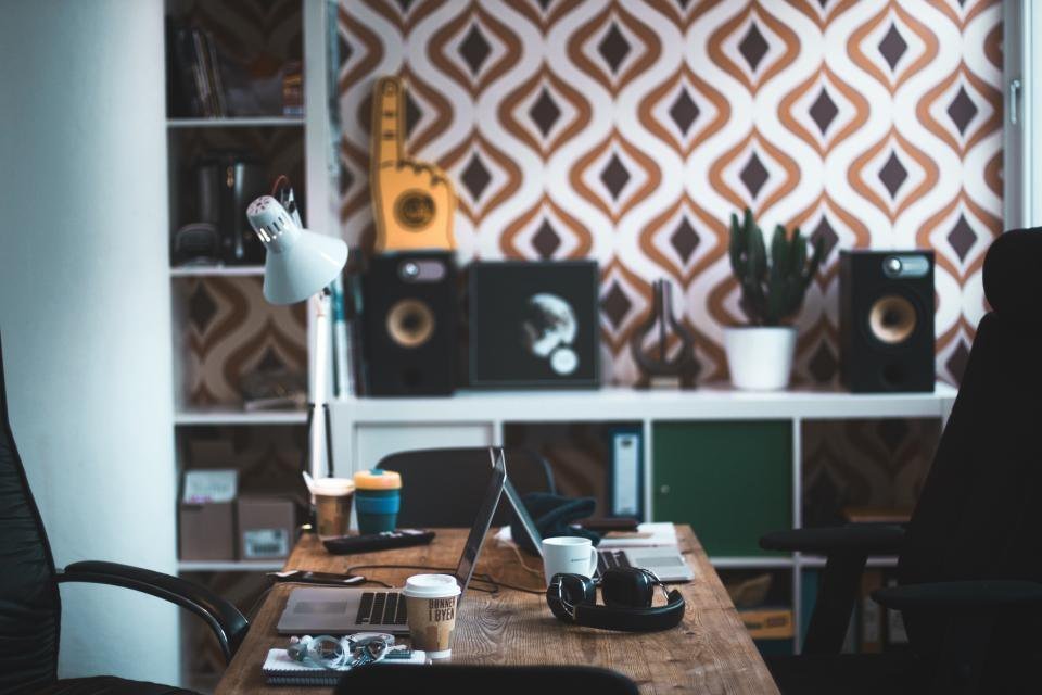 Escritorio de oficina con lámpara, computadora y accesorios de trabajo