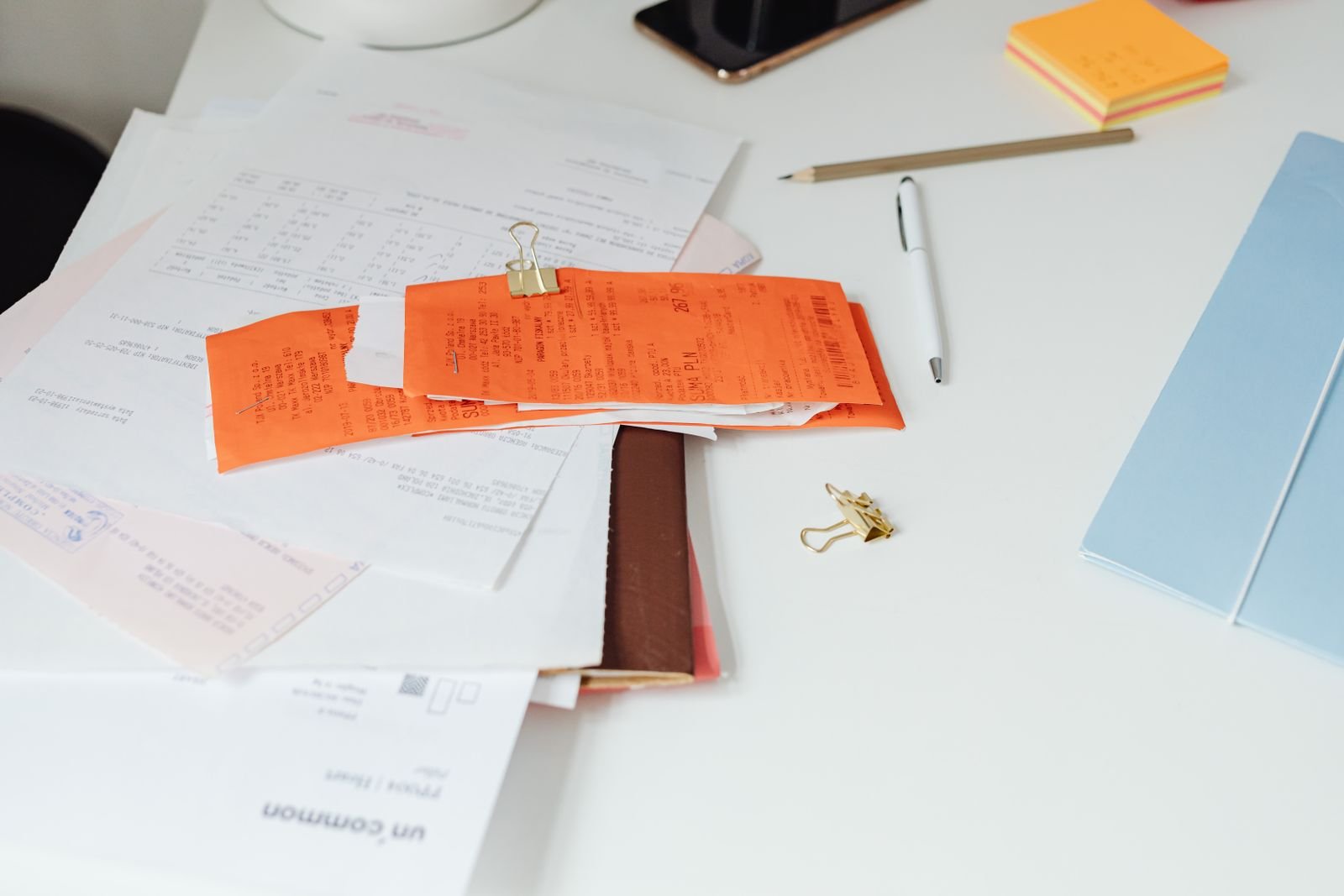 Comprobantes y documentos ordenados sobre un escritorio de oficina